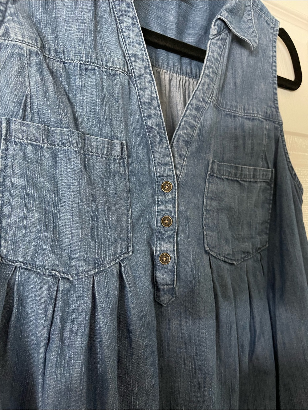 Motherhood Maternity Sleeveless Lightweight Blue Denim Pleated Too Sz. M - Picture 3 of 9